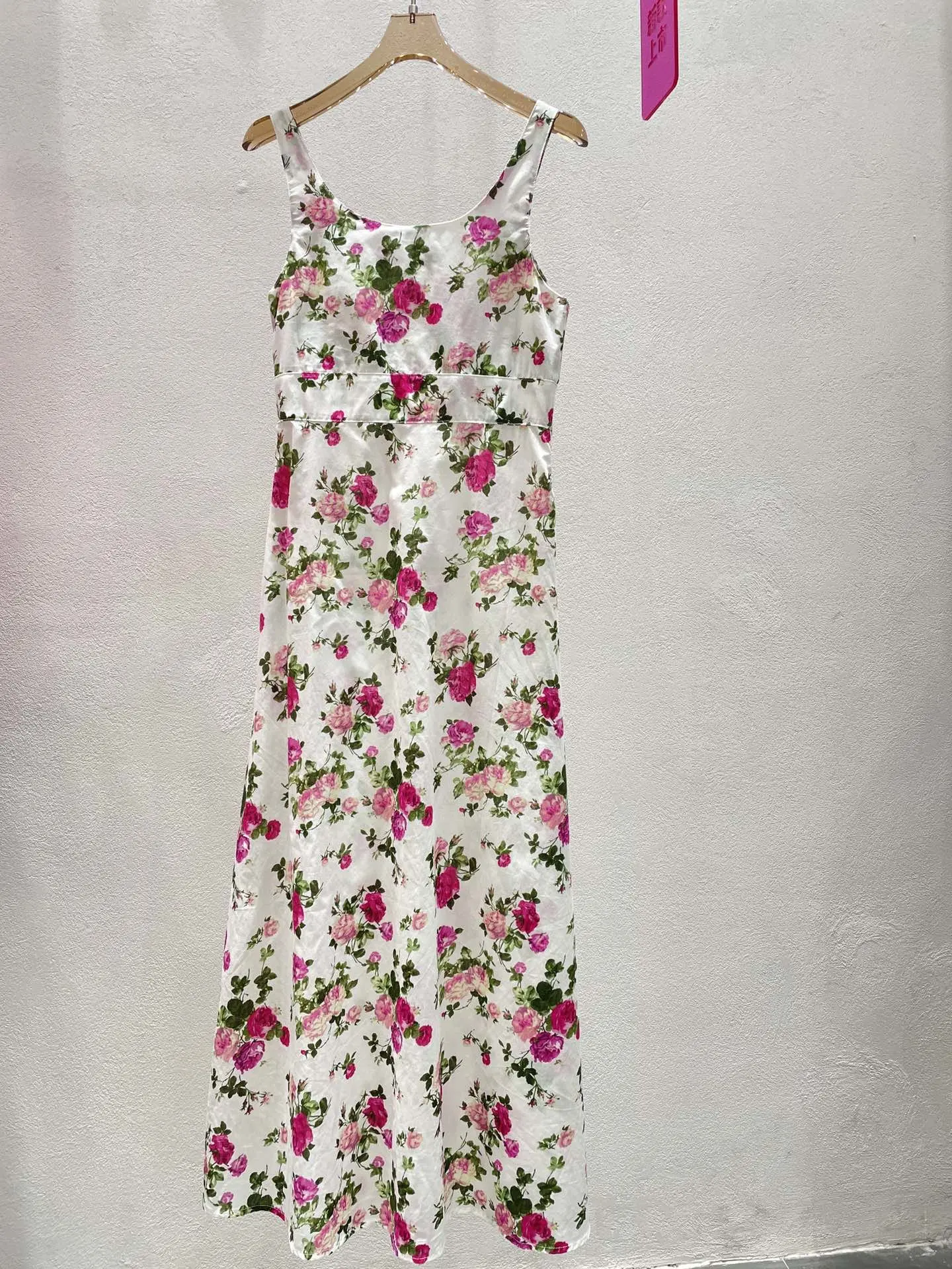 2021 Floral romantic flower print, embroidered lace, heart-shaped neckline, cotton mid-length dress
2021 Floral romantic flower print, embroidered lace, heart-shaped neckline, cotton mid-length dress