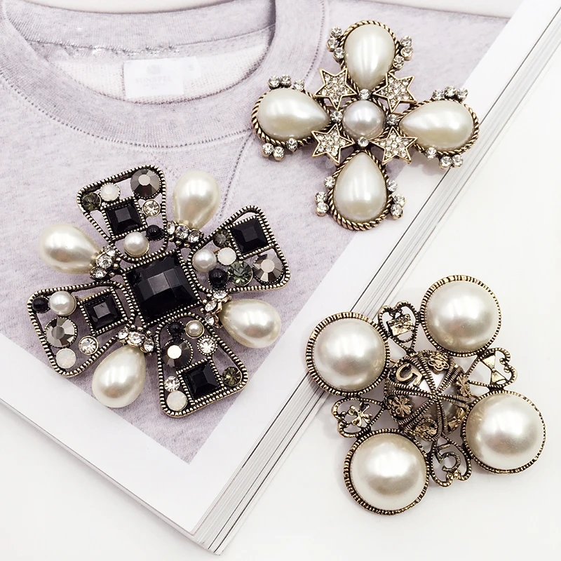 Retro fashion atmosphere art Korean pearl brooch with diamond brooch accessories accessories cape buckle
Retro fashion atmosphere art Korean pearl brooch with diamond brooch accessories accessories cape buckle