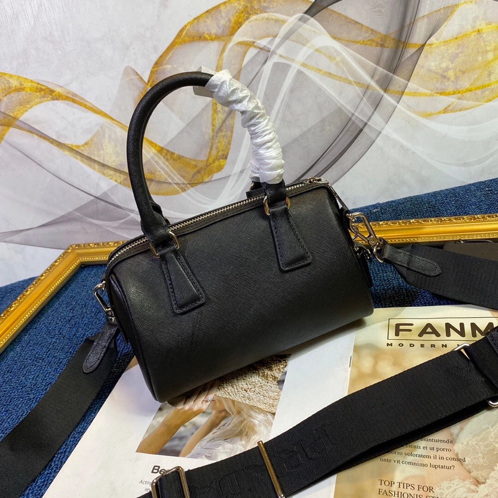 Female bag 2021 new luxury fashion female pillow bag Boston three-in-one wide shoulder strap shoulder bag messenger bag handbag
Female bag 2021 new luxury fashion female pillow bag Boston three-in-one wide shoulder strap shoulder bag messenger bag handbag