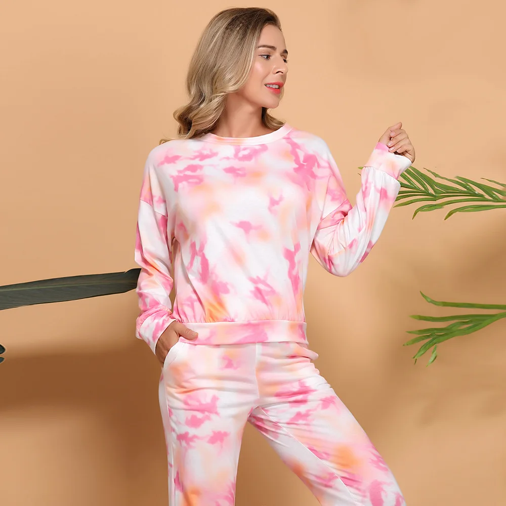 Женский спортивный костюм из Свитера и брюк с длинным рукавом и принтом
Женский спортивный костюм из Свитера и брюк с длинным рукавом и принтом