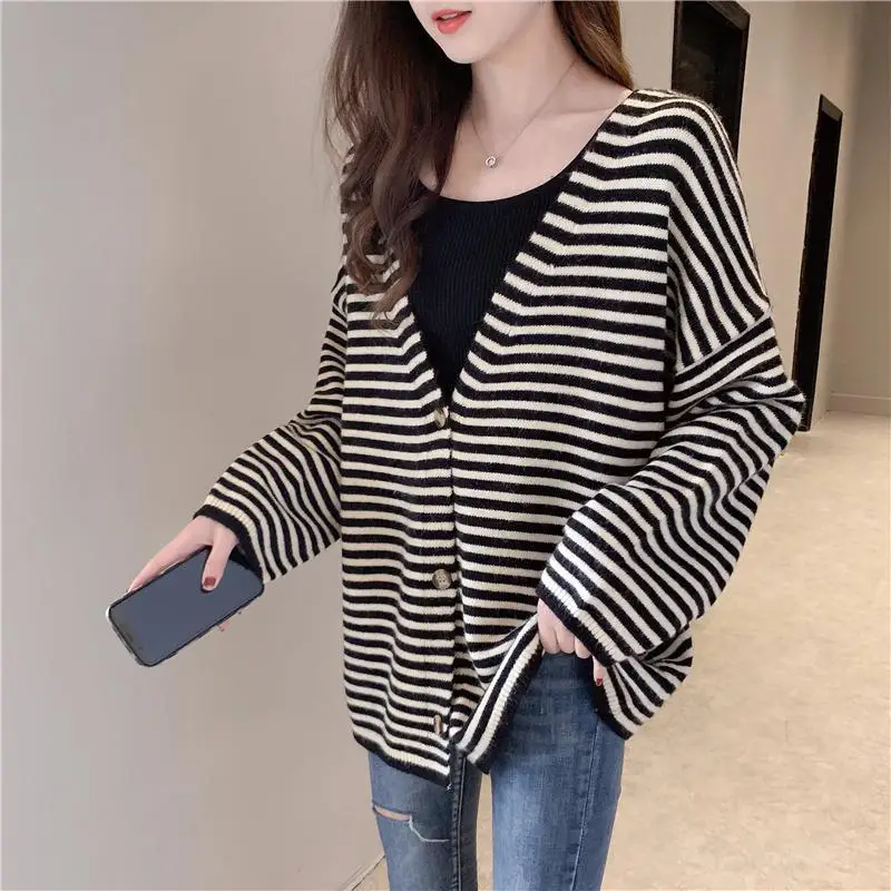 2020 Coat women's autumn new striped knitted cardigan coat women's medium length large size loose sweater 3330
2020 Coat women's autumn new striped knitted cardigan coat women's medium length large size loose sweater 3330