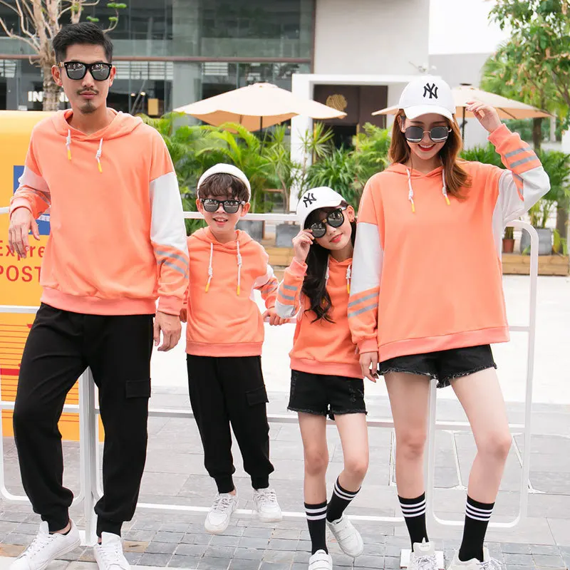 Осенняя Одинаковая одежда для всей семьи; Одежда для пар; Лоскутные толстовки с капюшоном для папы, сына, мамы и дочки; Топ для братьев и сестер; Подарок на день рождения; 2020
Осенняя Одинаковая одежда для всей семьи; Одежда для пар; Лоскутные толстовки с капюшоном для папы, сына, мамы и дочки; Топ для братьев и сестер; Подарок на день рождения; 2020