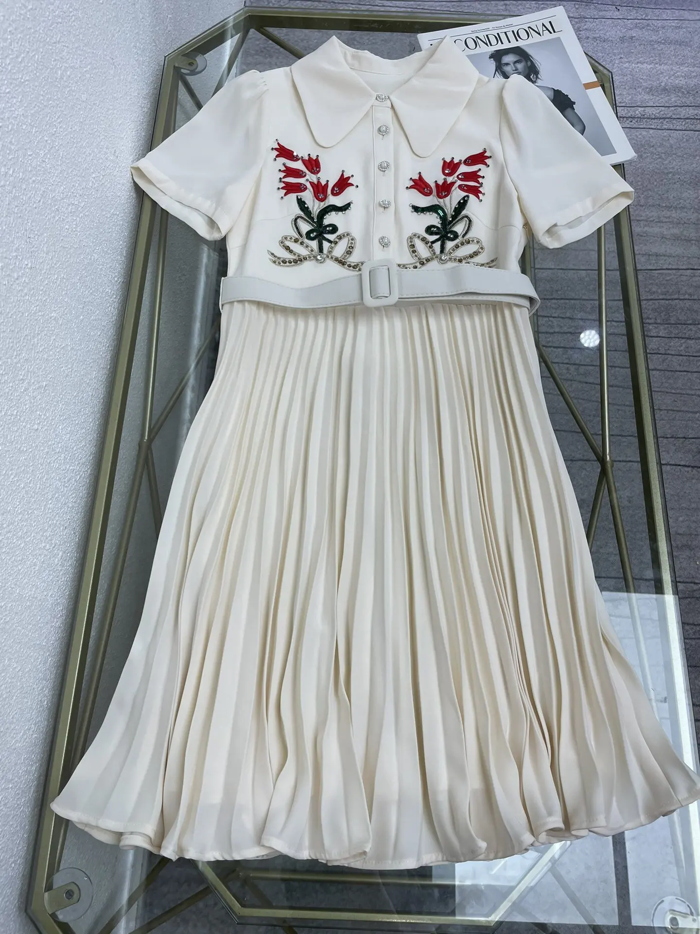 2021Sring and summer new dress heavy beading embroidery symmetrical flower embroidery on the chest stitching and pleated skirt
2021Sring and summer new dress heavy beading embroidery symmetrical flower embroidery on the chest stitching and pleated skirt