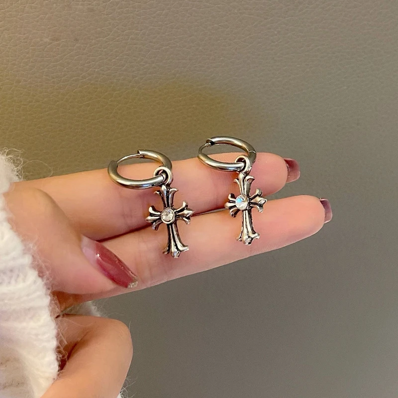 GSOLD Vintage Distressed Silver Color Metal Ear Buckle Cross Inlaid Rhinestone Drop Earrings Hip Hop Fashion Women Jewelry 2021
GSOLD Vintage Distressed Silver Color Metal Ear Buckle Cross Inlaid Rhinestone Drop Earrings Hip Hop Fashion Women Jewelry 2021