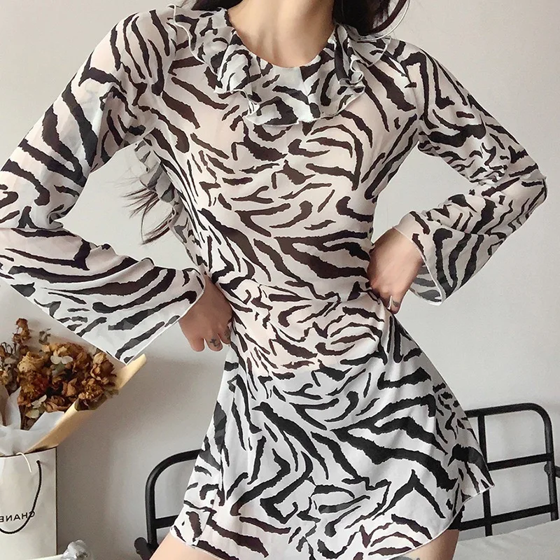 Женское короткое платье с принтом зебры, открытой спиной и длинным рукавом 
Женское короткое платье с принтом зебры, открытой спиной и длинным рукавом