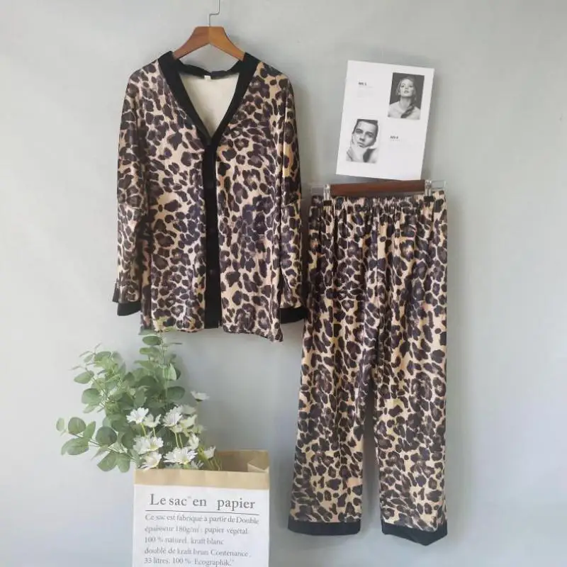 Pajamas Set Autumn Leopard Women Long Sleeve Sleepwear Velvet Pyjama Pour Femme Loose Casual Home Clothes V-Neck Loungewear
Pajamas Set Autumn Leopard Women Long Sleeve Sleepwear Velvet Pyjama Pour Femme Loose Casual Home Clothes V-Neck Loungewear