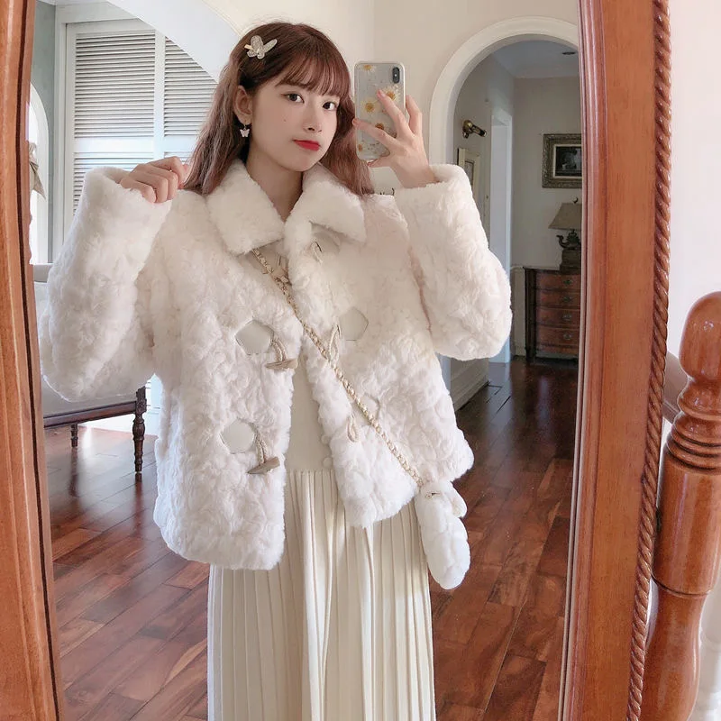 2021 Winter White Faux Fur Coats Women Elegant Thick Warm Soft Furry Jacket Female Korean Style Horn Button Outwear Clothes New
2021 Winter White Faux Fur Coats Women Elegant Thick Warm Soft Furry Jacket Female Korean Style Horn Button Outwear Clothes New