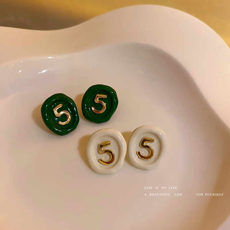 Korean Version 925 Silver Needle Retro Metal Button Exquisite Women's Net Red Simple Personalized Earrings
Korean Version 925 Silver Needle Retro Metal Button Exquisite Women's Net Red Simple Personalized Earrings