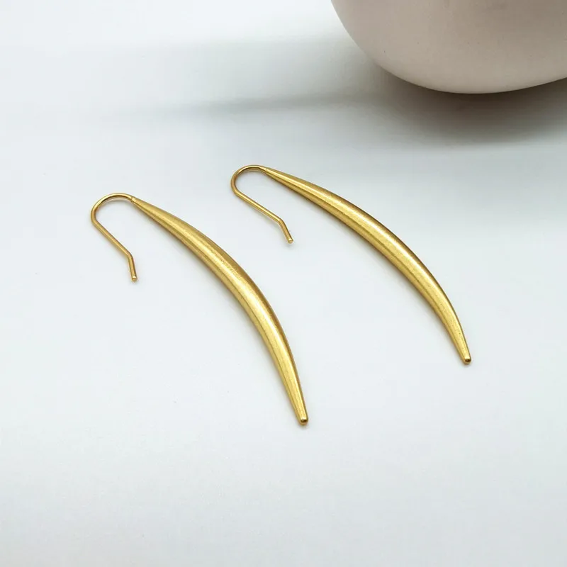 European and American Frosty Wind Spike Water Drops Exaggerated Matte Surface Simple Exaggerated Crescent Earrings Trendy Female
European and American Frosty Wind Spike Water Drops Exaggerated Matte Surface Simple Exaggerated Crescent Earrings Trendy Female