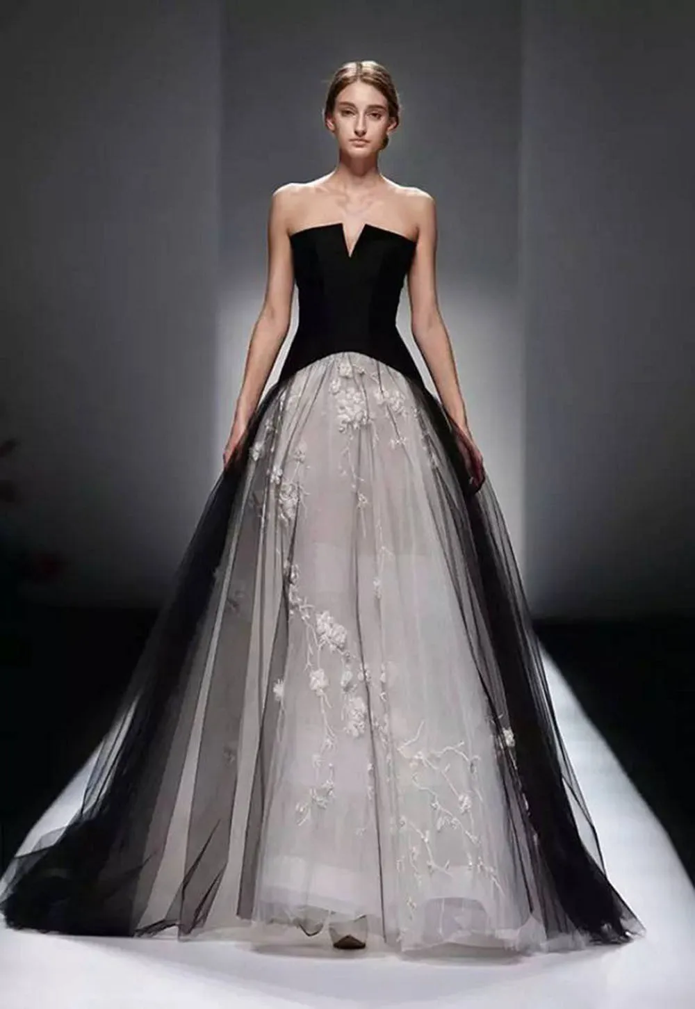 2021 Women Strapless Appliques Tulle Dress Long Floor Length Formal Evening Party Prom Gowns V-neck Sweep Train Lace Up Back
2021 Women Strapless Appliques Tulle Dress Long Floor Length Formal Evening Party Prom Gowns V-neck Sweep Train Lace Up Back