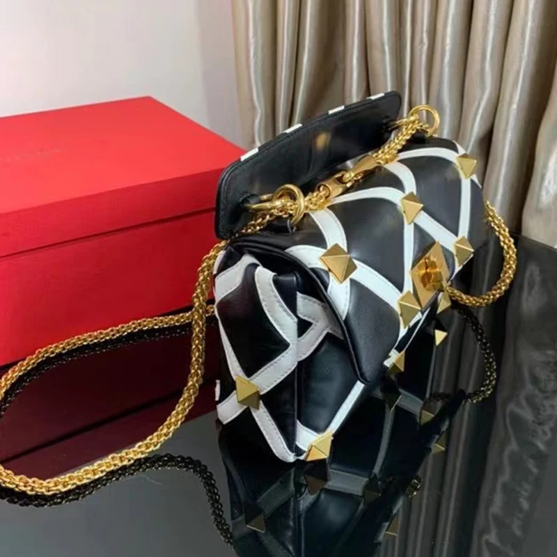 Retro contrast color diamond pattern rivets high-capacity leather handbag ladies new hardware chain diagonal shoulder bag
Retro contrast color diamond pattern rivets high-capacity leather handbag ladies new hardware chain diagonal shoulder bag