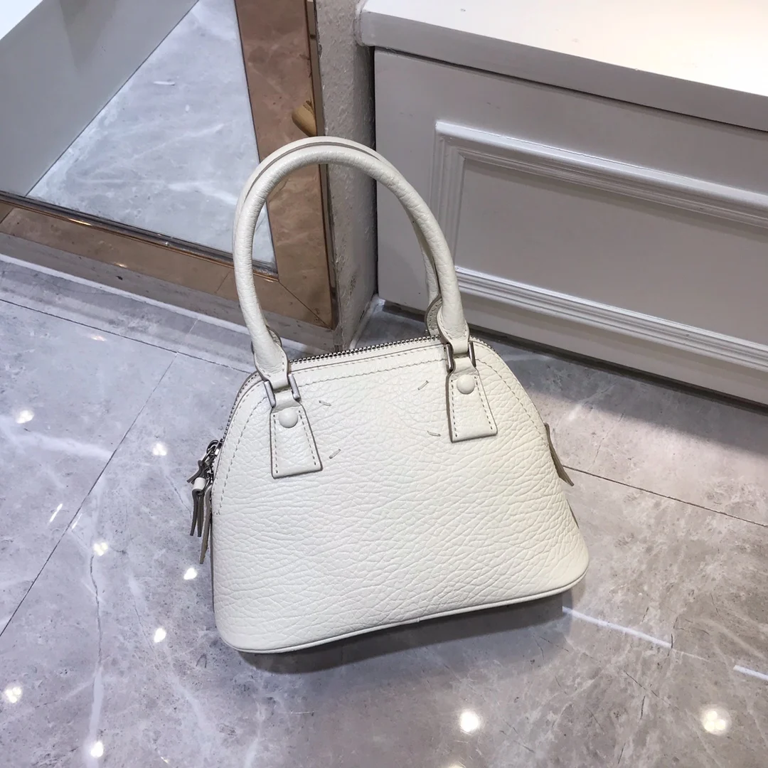 DesignerBags fall/winter 2021 New trend Joker fashion leather ladies Bags like leather shell slung portable shoulder bags.
DesignerBags fall/winter 2021 New trend Joker fashion leather ladies Bags like leather shell slung portable shoulder bags.