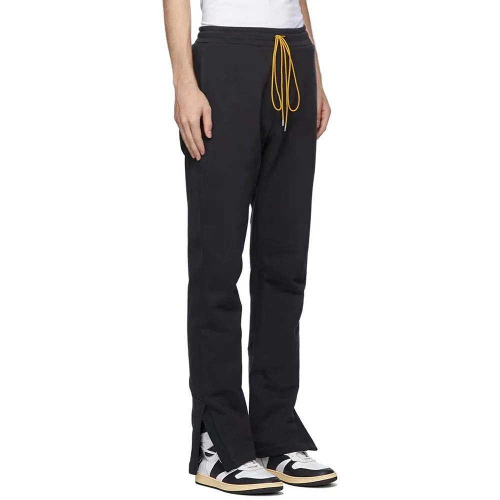 Мужские спортивные брюки с карманами, на завязках
Мужские спортивные брюки с карманами, на завязках