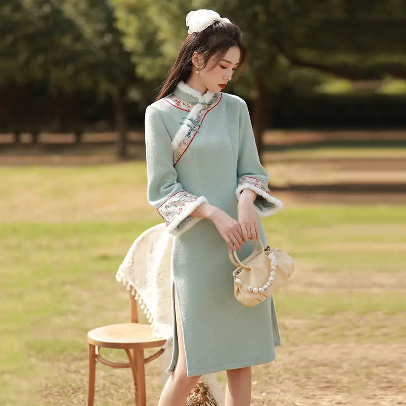 Warm Woolen Chinese Dress Sexy Embroidery Flowers Qipao Women Vintage Button Cheongsam Classical Mandarin Collar Vestidos
Warm Woolen Chinese Dress Sexy Embroidery Flowers Qipao Women Vintage Button Cheongsam Classical Mandarin Collar Vestidos