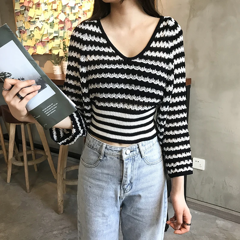 Women'S Short Knit Sweater Autumn 2021 New Retro Loose Wild Thread V-Neck Stripe Stitching Long-Sleeved Fashion Top
Women'S Short Knit Sweater Autumn 2021 New Retro Loose Wild Thread V-Neck Stripe Stitching Long-Sleeved Fashion Top