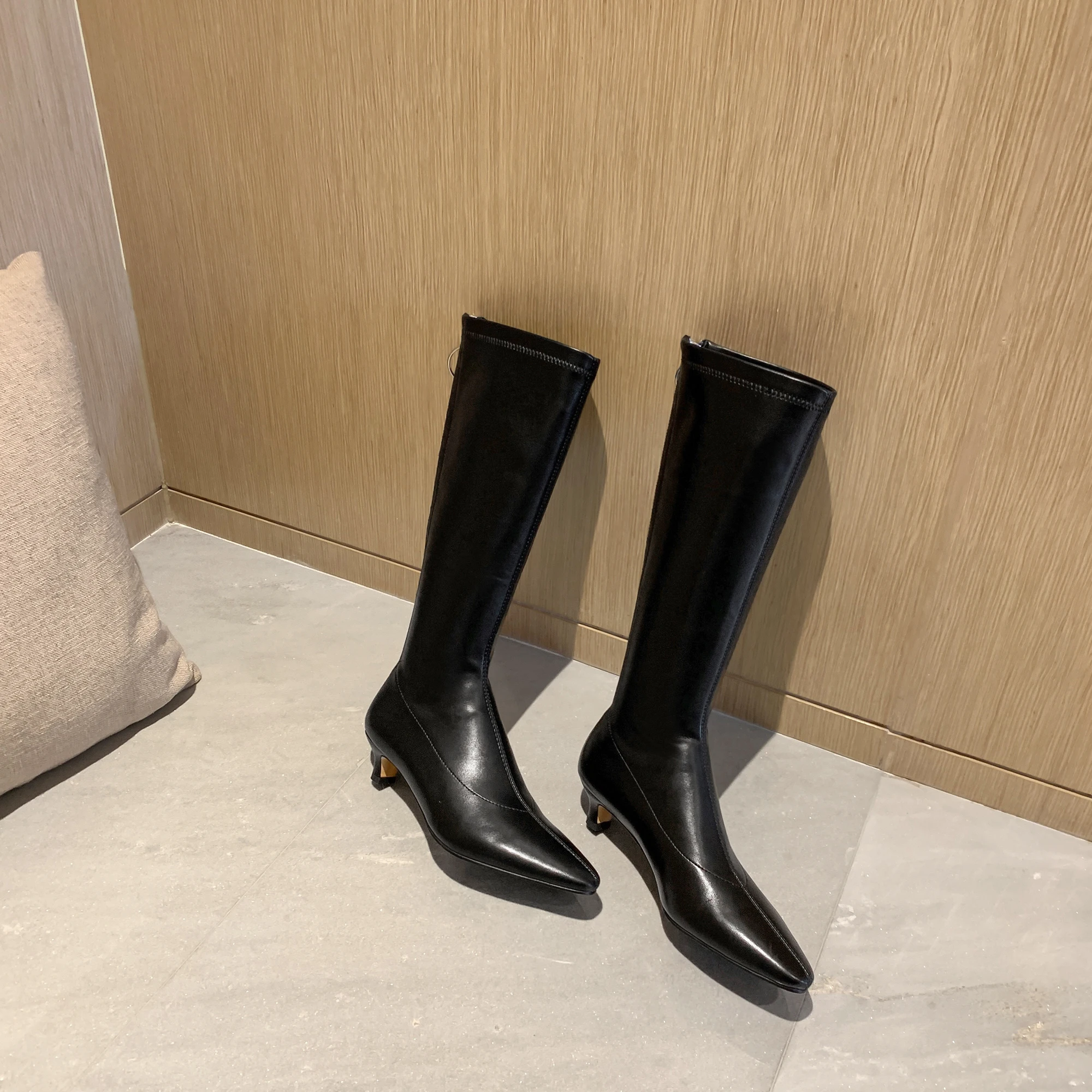 Hot INS Style Women's New Genuine Leather Boots Autum And Winter Round Toe High Heels Female Classic Black Casual Botas
Hot INS Style Women's New Genuine Leather Boots Autum And Winter Round Toe High Heels Female Classic Black Casual Botas