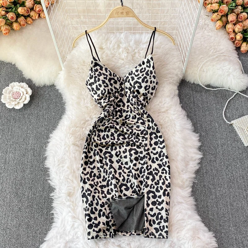 Leopard Print Bodycon Mini Party Dress Women Sexy V-neck Spaghetti Strap Sleeveless High Waist Velvet Night Club Dress Vestidos
Leopard Print Bodycon Mini Party Dress Women Sexy V-neck Spaghetti Strap Sleeveless High Waist Velvet Night Club Dress Vestidos