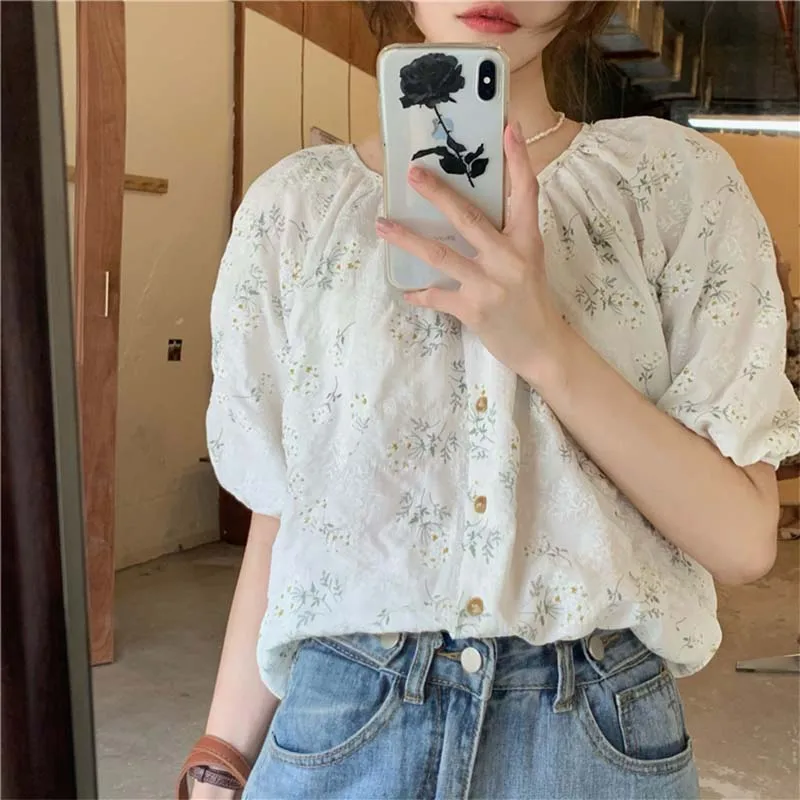 Hzirip 2021 Summer Women Embroidery Single Breasted Floral Fashion O-Neck Puff Sleeve Gentle French Design Sense Ladies Shirt
Hzirip 2021 Summer Women Embroidery Single Breasted Floral Fashion O-Neck Puff Sleeve Gentle French Design Sense Ladies Shirt