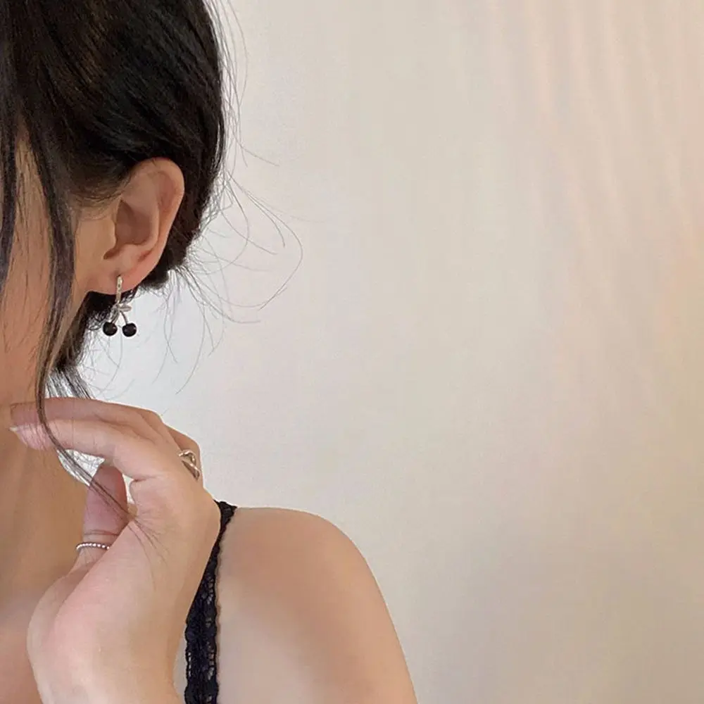 Sweet Tassel Link Asymmetric Earrings Cherry Love Earrings Female Niche Design Simple And Cold Wind Hoop Earrings Jewelry
Sweet Tassel Link Asymmetric Earrings Cherry Love Earrings Female Niche Design Simple And Cold Wind Hoop Earrings Jewelry