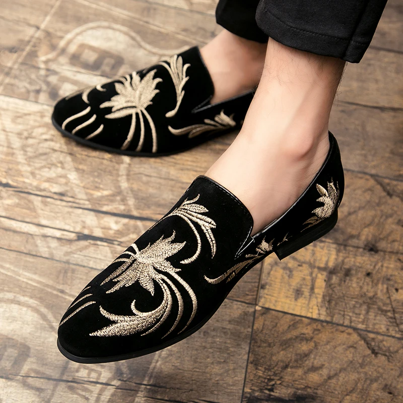 

2021 Men's Fashion Suede Leather Embroidery Loafers Mens Casual Printed Moccasins Shoes Man Party Driving Flats Sizes 38-47