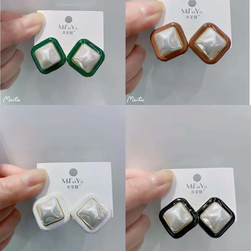 Milan Girl Metal Silver Needle Geometric Square Corrugated Acrylic Pearl Earrings Retro Personality Earrings Jewelry Gifts
Milan Girl Metal Silver Needle Geometric Square Corrugated Acrylic Pearl Earrings Retro Personality Earrings Jewelry Gifts