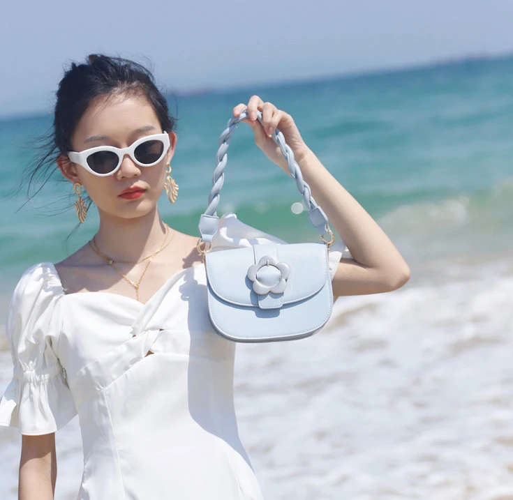 Ladies Flower Buckle Handbag Senior Woman Saddle Bag Retro Solid Color Women Single Shoulder Trend Messenger Bag Niche Purses
Ladies Flower Buckle Handbag Senior Woman Saddle Bag Retro Solid Color Women Single Shoulder Trend Messenger Bag Niche Purses