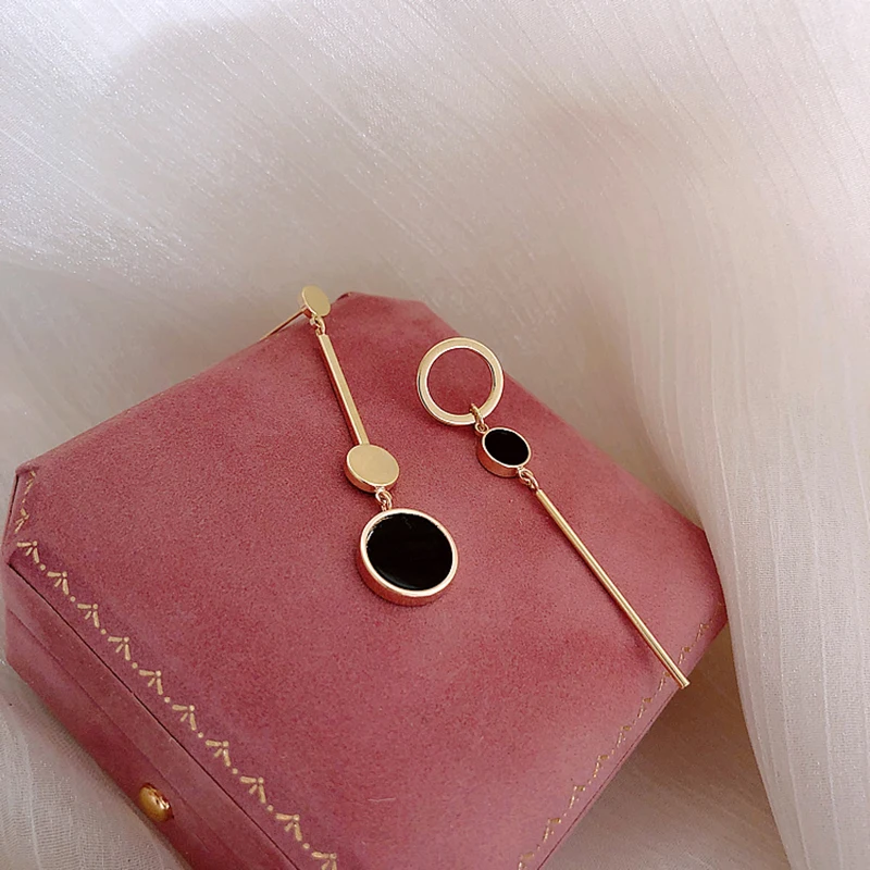 Asymmetric Korean Style Popular Design Long Earrings Hollow Circle Metal Ball boucles d'oreilles pendantes 
Asymmetric Korean Style Popular Design Long Earrings Hollow Circle Metal Ball boucles d'oreilles pendantes