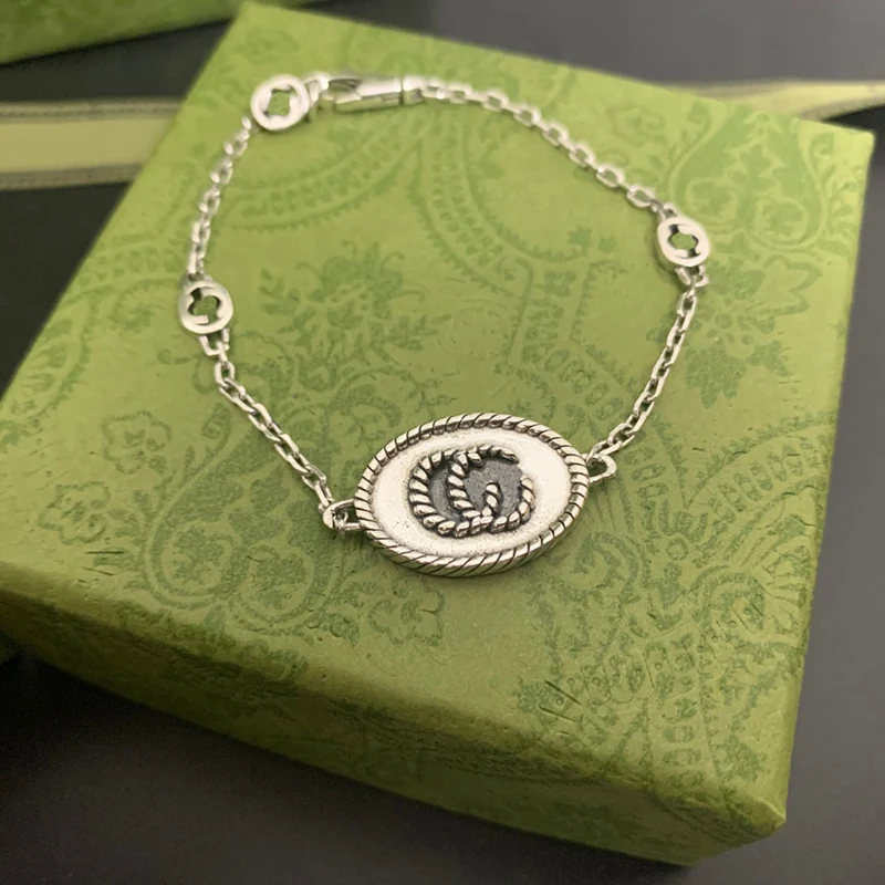 Замкнутая Роскошная цепочка серебряного цвета в ретро-стиле
Замкнутая Роскошная цепочка серебряного цвета в ретро-стиле