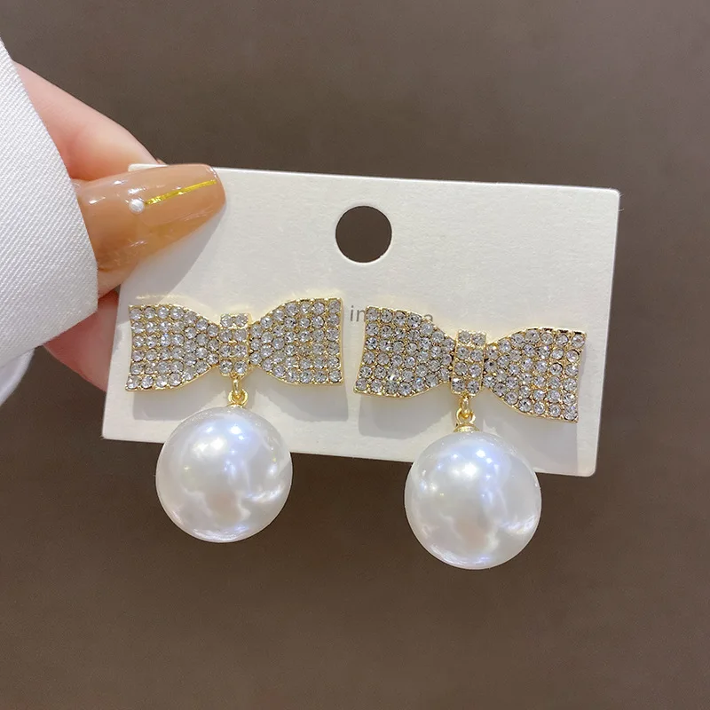 S925 Silver Exaggerated Atmosphere Full Diamond Bow Pearl Earrings 2021 New Tide High Sense Light Luxury Earrings For Women
S925 Silver Exaggerated Atmosphere Full Diamond Bow Pearl Earrings 2021 New Tide High Sense Light Luxury Earrings For Women