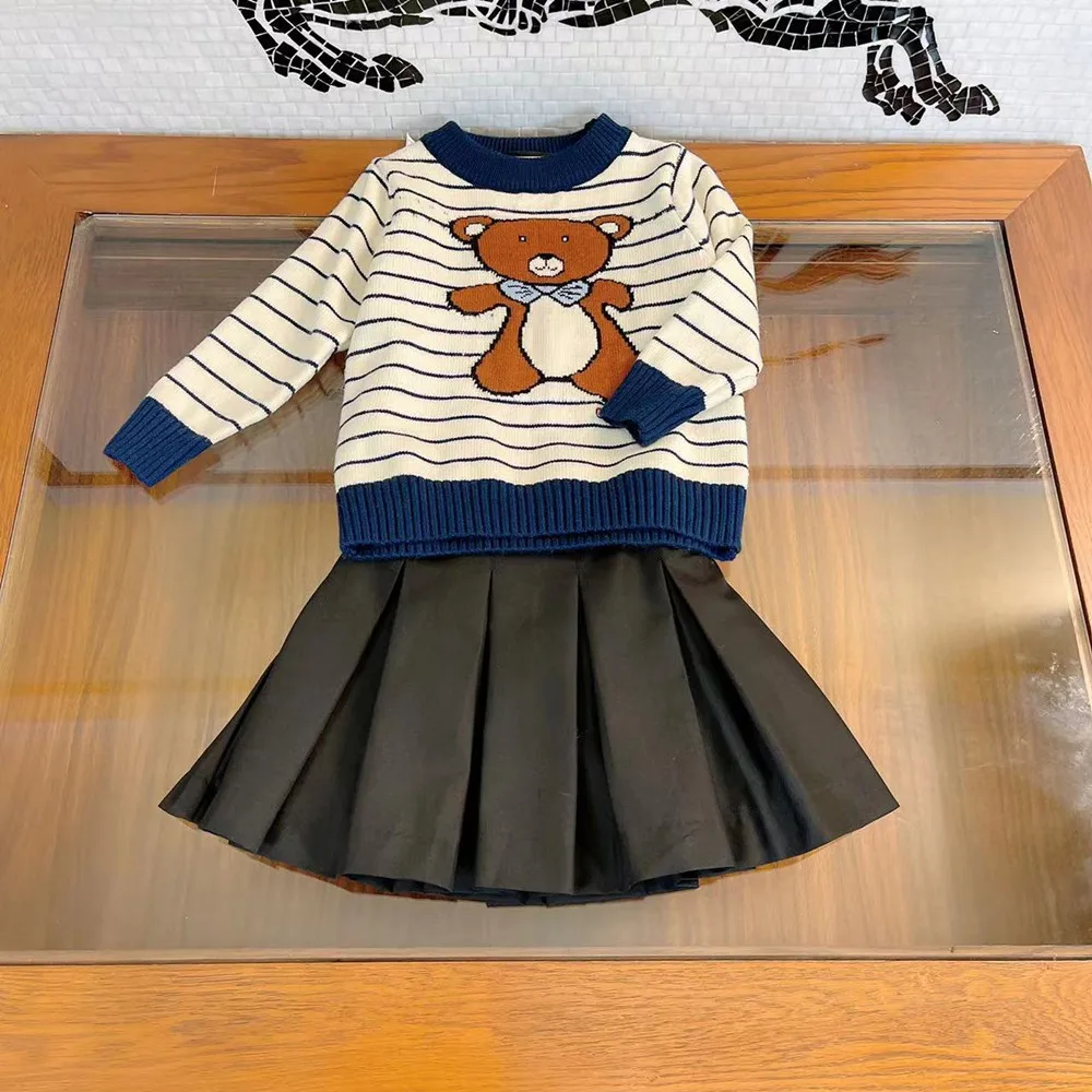 

Дизайнерская детская одежда для ранней осени 2021, вязаный пуловер в полоску с мультяшным медведем для девочек, свитер с плиссированной юбкой...