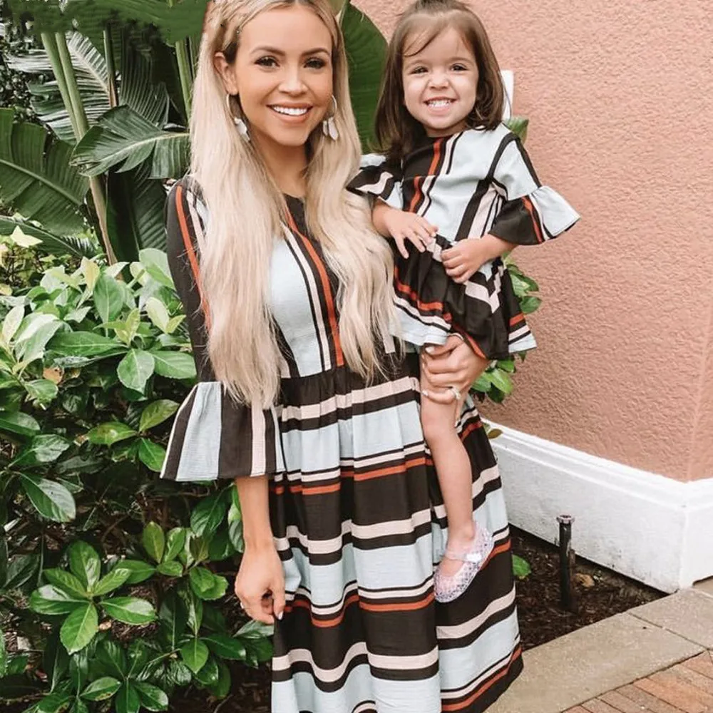 Spring Mother and daughter Dresses Ruffle Sleeve Stripe Ruffled Mid-Dress for Women Girl Baby Mommy and Me Clothes Family Look
Spring Mother and daughter Dresses Ruffle Sleeve Stripe Ruffled Mid-Dress for Women Girl Baby Mommy and Me Clothes Family Look