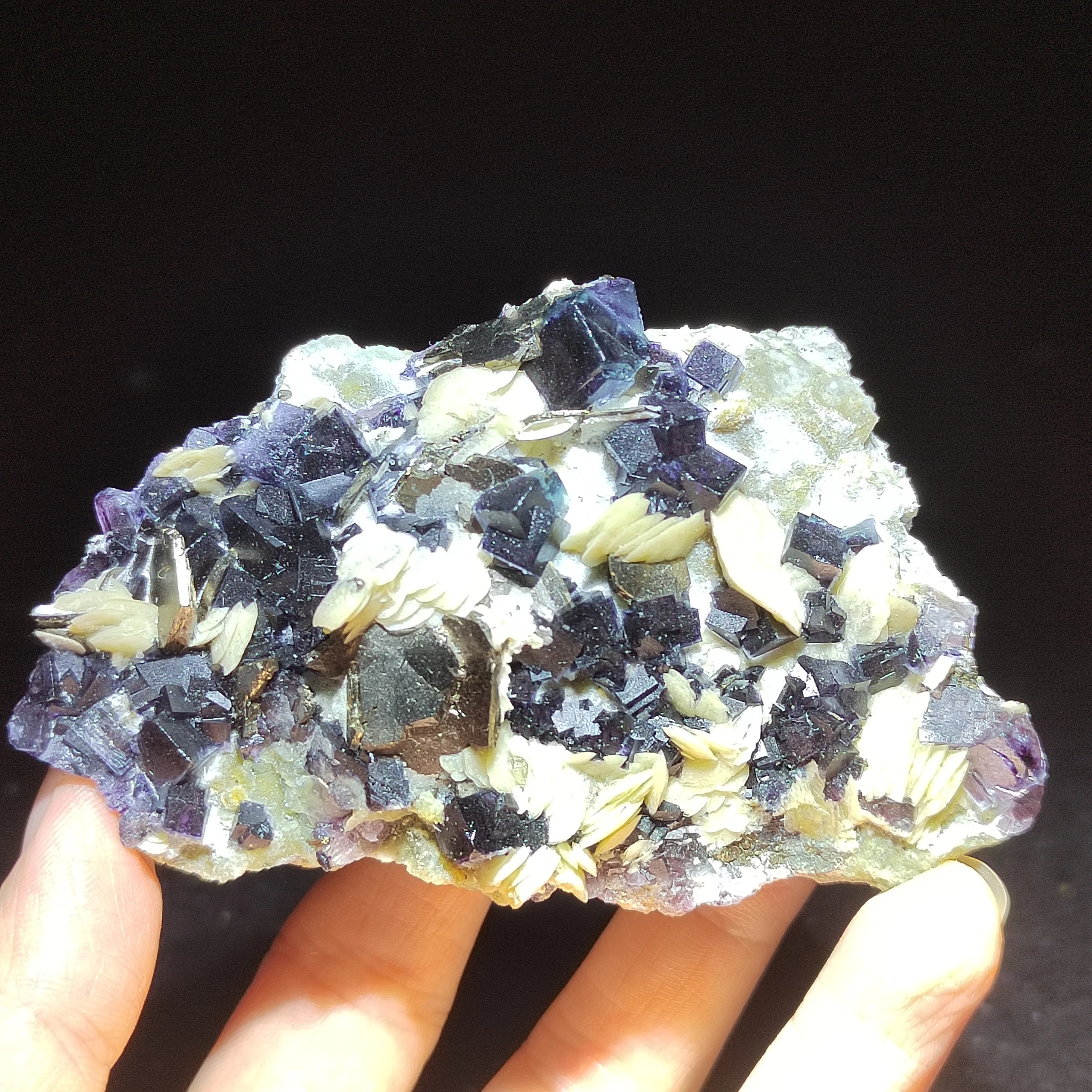 

160.9gNatural purple fluorite, ferrophosphate, pyrite, mica crystal mineral specimen, healing aura energy, home decoration