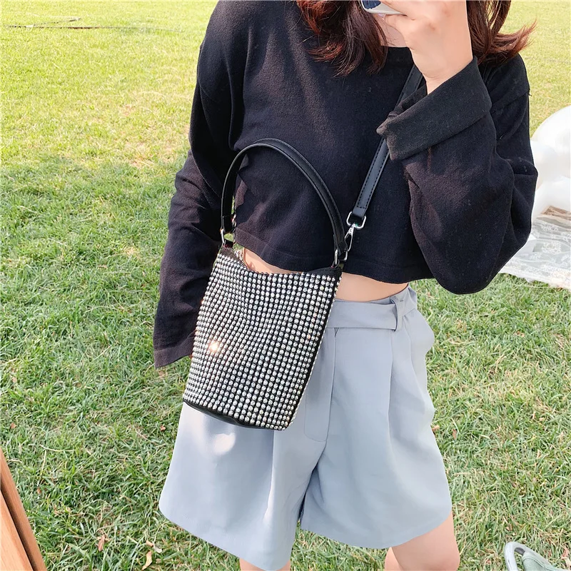 Luxury Fashion Ladies Bag 2021 Niche Design New Fashion Portable Rhinestone Bag High Quality All-match Messenger Bucket Bag
Luxury Fashion Ladies Bag 2021 Niche Design New Fashion Portable Rhinestone Bag High Quality All-match Messenger Bucket Bag