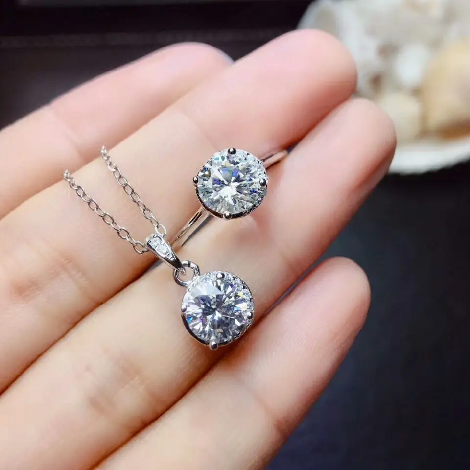 MeiBaPJ 1 карат Moissanite Алмазный Ювелирный Набор 925 Серебряное кольцо кулон ожерелье 2 шт костюмы Свадебные украшения для женщин 
MeiBaPJ 1 карат Moissanite Алмазный Ювелирный Набор 925 Серебряное кольцо кулон ожерелье 2 шт костюмы Свадебные украшения для женщин