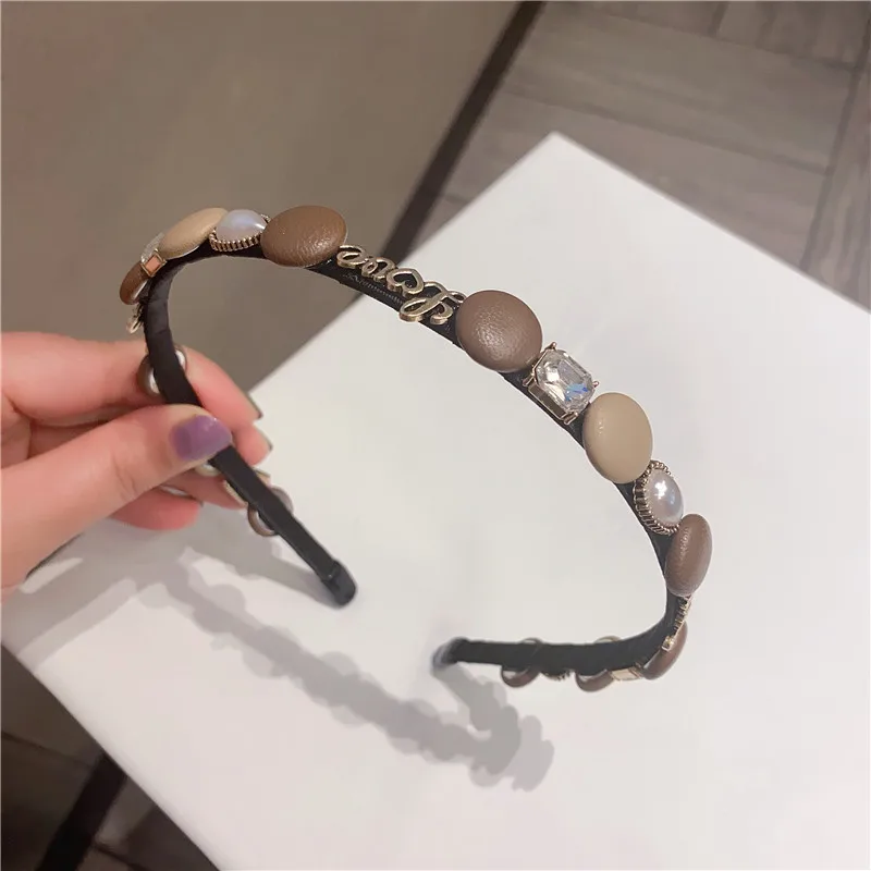 Korean Style Headdress Hair Band Retro Girl Handmade Simple Leather Buckle Letter Headband for Women Fashion Hair Accessories
Korean Style Headdress Hair Band Retro Girl Handmade Simple Leather Buckle Letter Headband for Women Fashion Hair Accessories