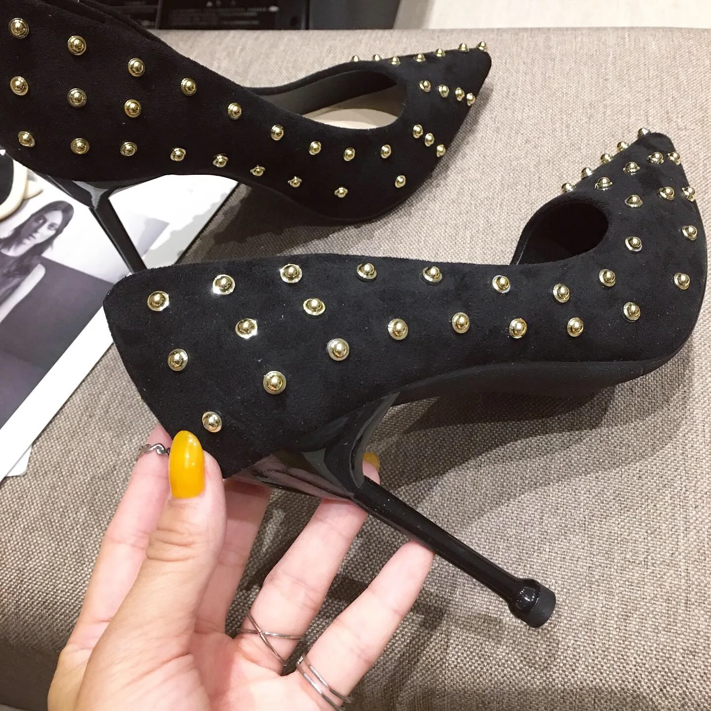 NIUFUNI Pointed Toe Black Suede Sexy Women's Pumps Fashion Rivets Stiletto High Heels Mary Jane Woman Roman Shoes Size 34-39
NIUFUNI Pointed Toe Black Suede Sexy Women's Pumps Fashion Rivets Stiletto High Heels Mary Jane Woman Roman Shoes Size 34-39