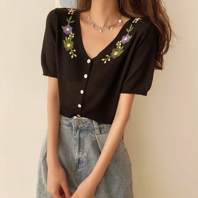 Women Floral Embroidered V-neck Croptop Knit Cardigan Short Short Sleeve Thin Sweater Vintage Chic Tops White Sweater T07010T
Women Floral Embroidered V-neck Croptop Knit Cardigan Short Short Sleeve Thin Sweater Vintage Chic Tops White Sweater T07010T