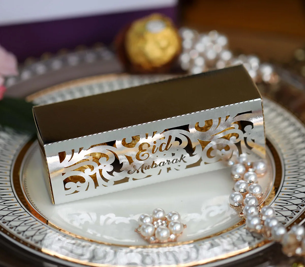 AVEBIEN New EID Ramadan Festival Hollow Candy Flower Box Bright Gold Chocolate Paper Gift Box Reflective Silver Letters Carton
AVEBIEN New EID Ramadan Festival Hollow Candy Flower Box Bright Gold Chocolate Paper Gift Box Reflective Silver Letters Carton