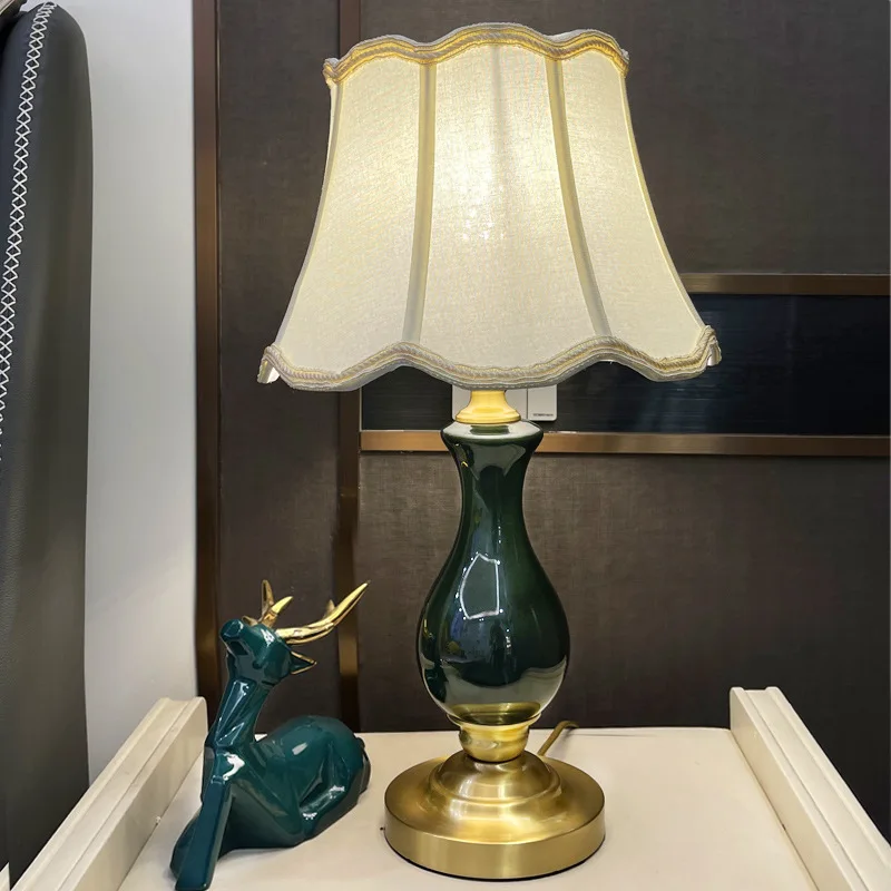 European Table Lamp Retro Lamp 3 Colors Modes Fabric Emerald Green Ceramic Lamp Bedside Lamp Romantic Table Light with LED Bulb
European Table Lamp Retro Lamp 3 Colors Modes Fabric Emerald Green Ceramic Lamp Bedside Lamp Romantic Table Light with LED Bulb