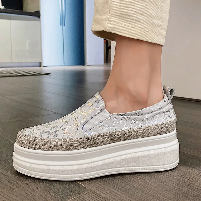 2021 Thick Bottom Genuine Leather Increased Platform Loafers Crystal Breathable Sneaker Casual Shoes Women Vulcanized Shoes
2021 Thick Bottom Genuine Leather Increased Platform Loafers Crystal Breathable Sneaker Casual Shoes Women Vulcanized Shoes