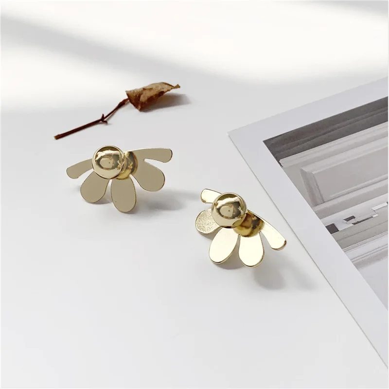South Korea super sweet fairy flower earrings senior female contracted temperament cold wind earring
South Korea super sweet fairy flower earrings senior female contracted temperament cold wind earring