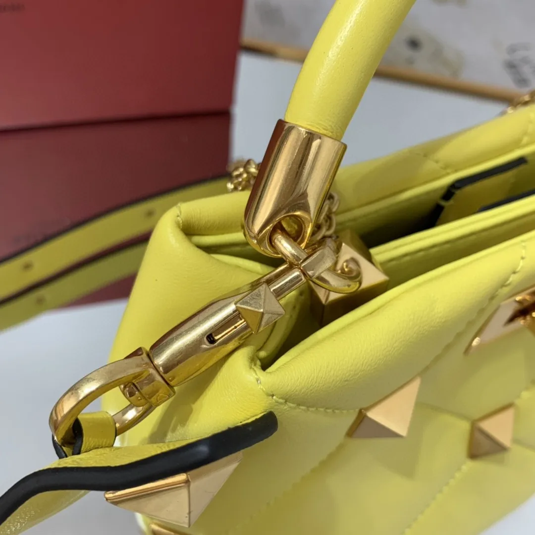 2021 Latest Green Mini Lady's Portable Messenger Bag High Quality Leather Multi Compartment Smooth And Exquisite Low Price
2021 Latest Green Mini Lady's Portable Messenger Bag High Quality Leather Multi Compartment Smooth And Exquisite Low Price