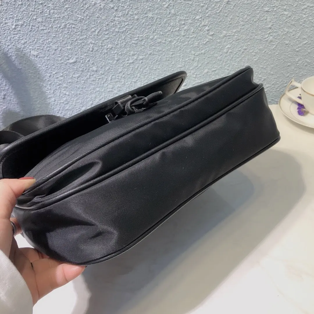 With logo Men's casual simplicity Multifunction Nylon waterproof shoulder bag Pure color bag with cover tape Fashion Single
With logo Men's casual simplicity Multifunction Nylon waterproof shoulder bag Pure color bag with cover tape Fashion Single