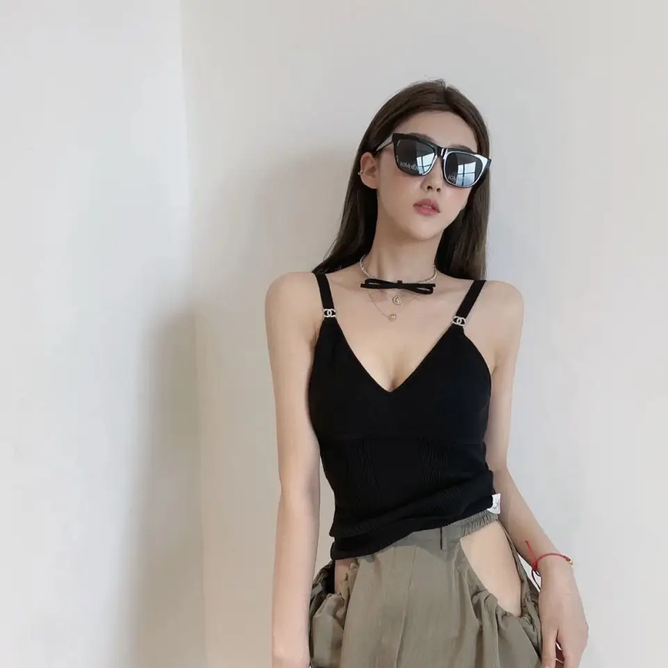 2021 Small Fragrance Summer New Korean Black and White Suspender Vest with Beautiful Back and Chest Wrapped Underwear 
2021 Small Fragrance Summer New Korean Black and White Suspender Vest with Beautiful Back and Chest Wrapped Underwear