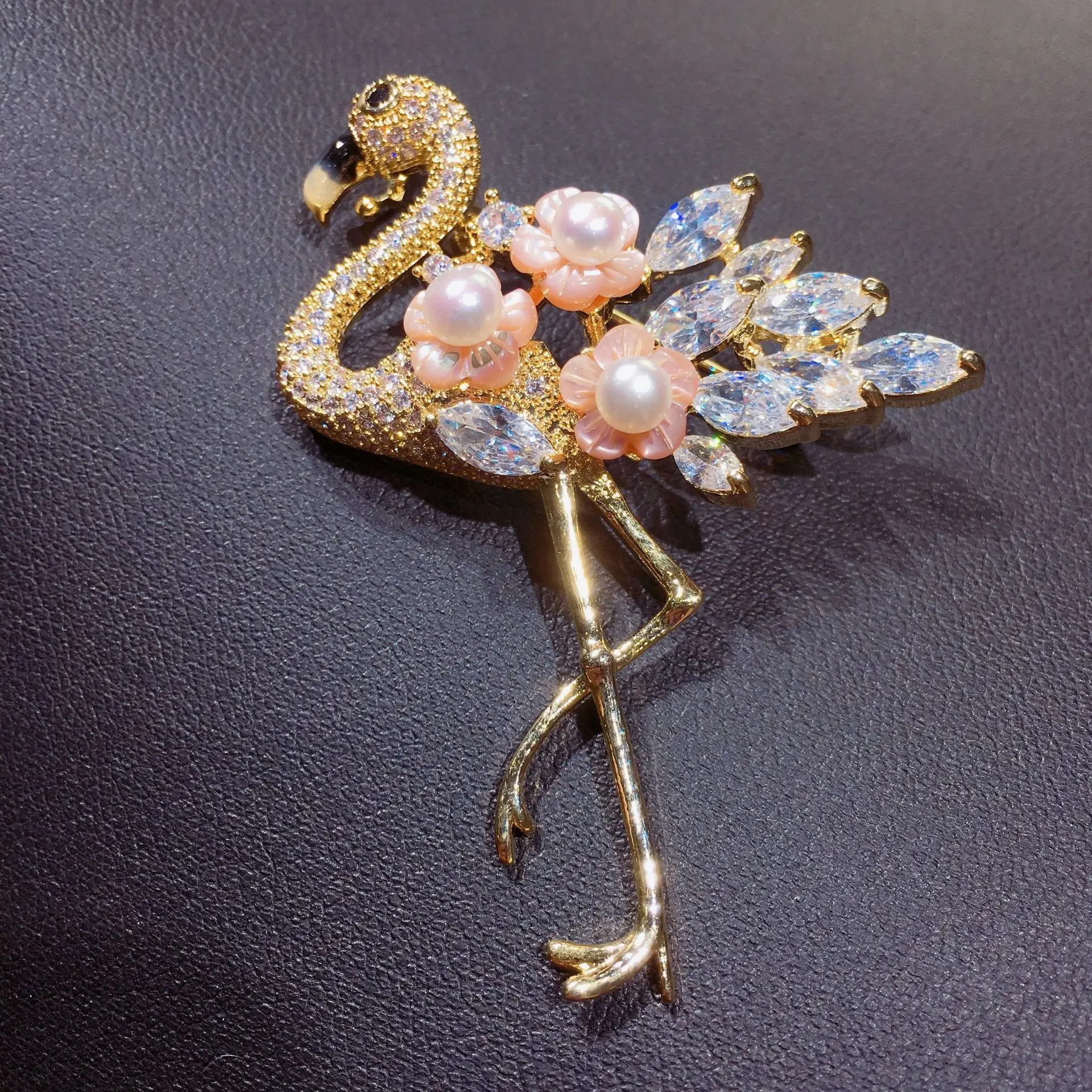 Manufacturers wholesale high-quality copper natural fresh water pearl brooch natural Seashell multi pearl Flamingo Brooch
Manufacturers wholesale high-quality copper natural fresh water pearl brooch natural Seashell multi pearl Flamingo Brooch