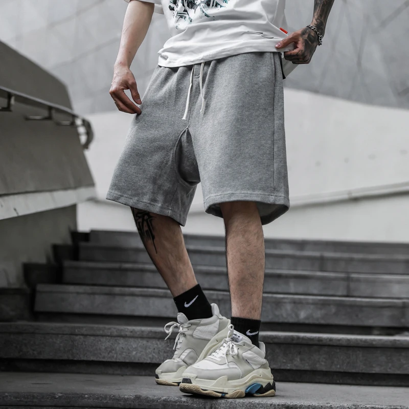 Streetwear Kanye Sweat Shorts Hip Hop Drawstring Oversized Beach Shorts Mens Summer Drop Crotch Baggy Shorts for Men Knee Length
Streetwear Kanye Sweat Shorts Hip Hop Drawstring Oversized Beach Shorts Mens Summer Drop Crotch Baggy Shorts for Men Knee Length