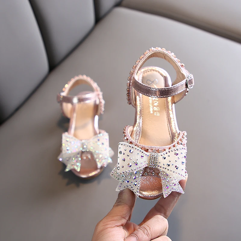 Girls Bowtie Sandals 2020 New Summer Fashion Kids Shoes Girls Pu Rhinestones Leather Princess Soft Rubber Beach Sandals Kids
Girls Bowtie Sandals 2020 New Summer Fashion Kids Shoes Girls Pu Rhinestones Leather Princess Soft Rubber Beach Sandals Kids