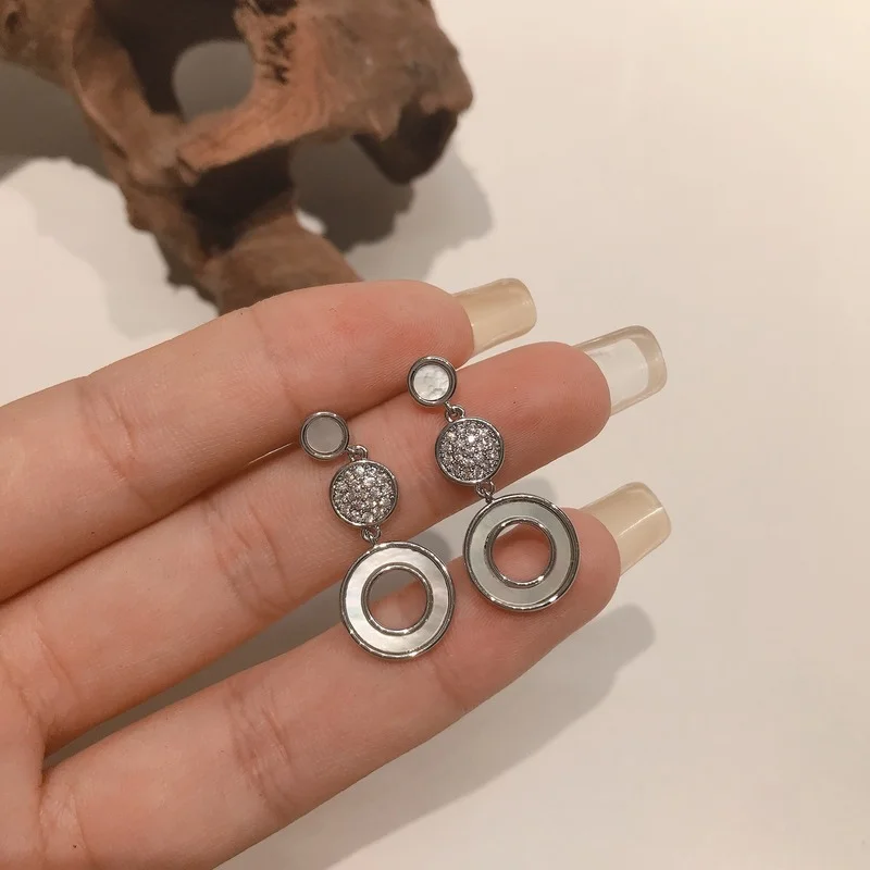 Korean Fashion Simple Elegant Shell Round Circle Pendant Earrings Women Exquisite Shining Rhinestone Dangle Earrings 2021
Korean Fashion Simple Elegant Shell Round Circle Pendant Earrings Women Exquisite Shining Rhinestone Dangle Earrings 2021