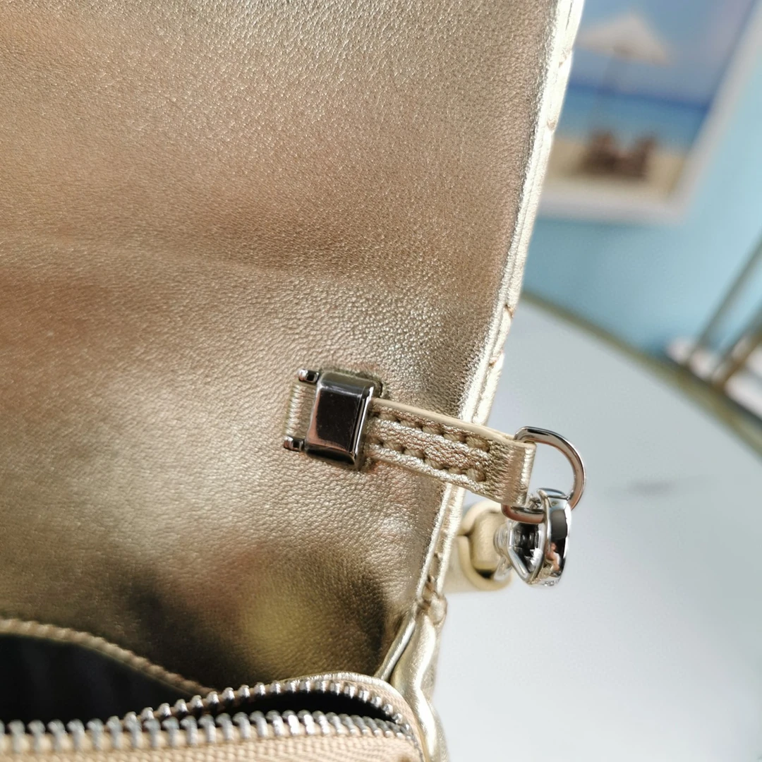 2021 Latest Gold Lady's Leather Portable Single Shoulder Bag With Cross Body Design Color Highlighting Multi Compartment Flap
2021 Latest Gold Lady's Leather Portable Single Shoulder Bag With Cross Body Design Color Highlighting Multi Compartment Flap