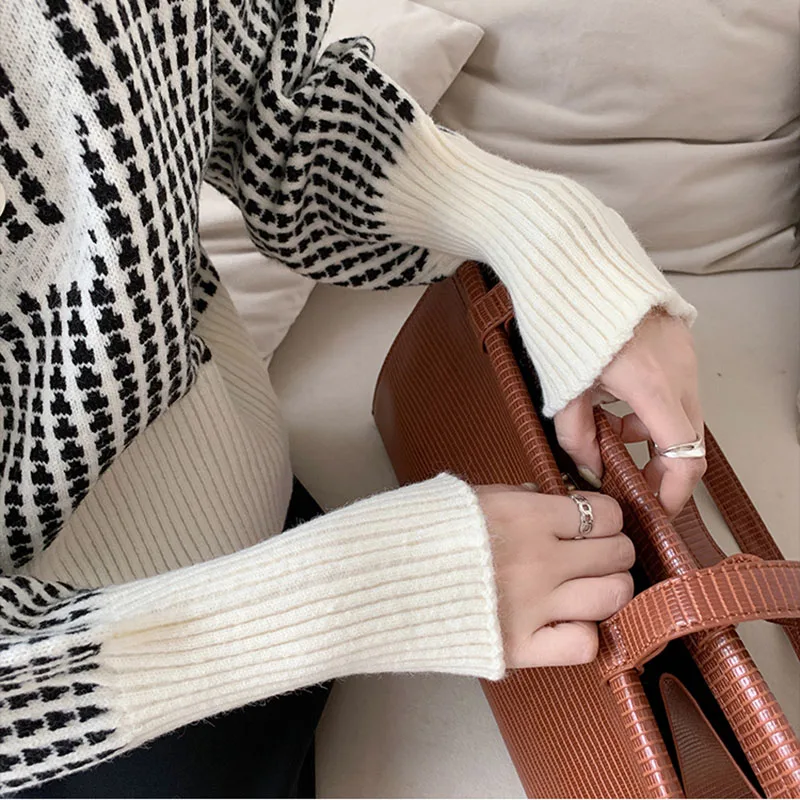 New Winter Women Geometric Knitted Sweater Women Casual Houndstooth Lady Pullover Sweater Female Buttons Retro Jumper
New Winter Women Geometric Knitted Sweater Women Casual Houndstooth Lady Pullover Sweater Female Buttons Retro Jumper
